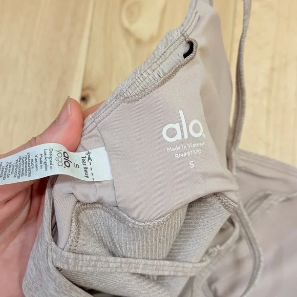 LIKE NEW Alo Yoga Women’s Alosoft Lavish Sports Bra - Picture 4 of 6
